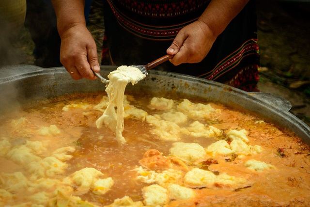 Тарілка полтавського борщу з галушками і сметаною