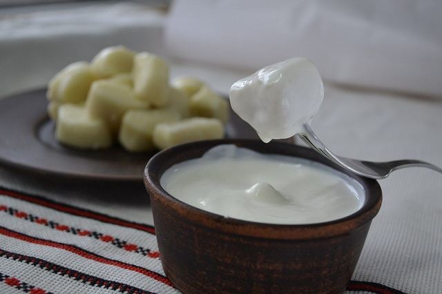 Полтавські галушки зі сметаною в мисці
