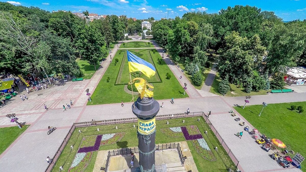 Монумент Слави в Корпусному саду Полтави