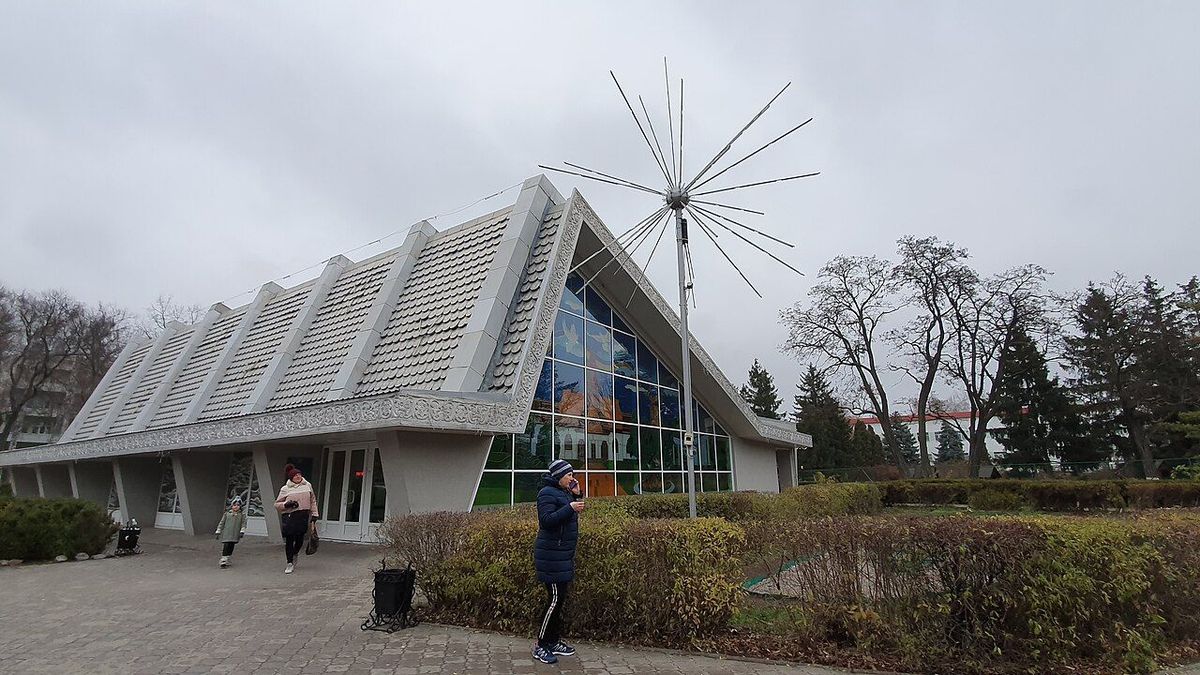 Пляшка миргородської мінеральної води та склянка