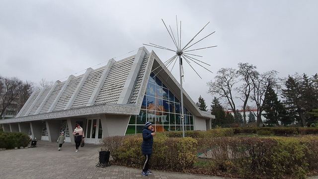 Пляшка миргородської мінеральної води та склянка