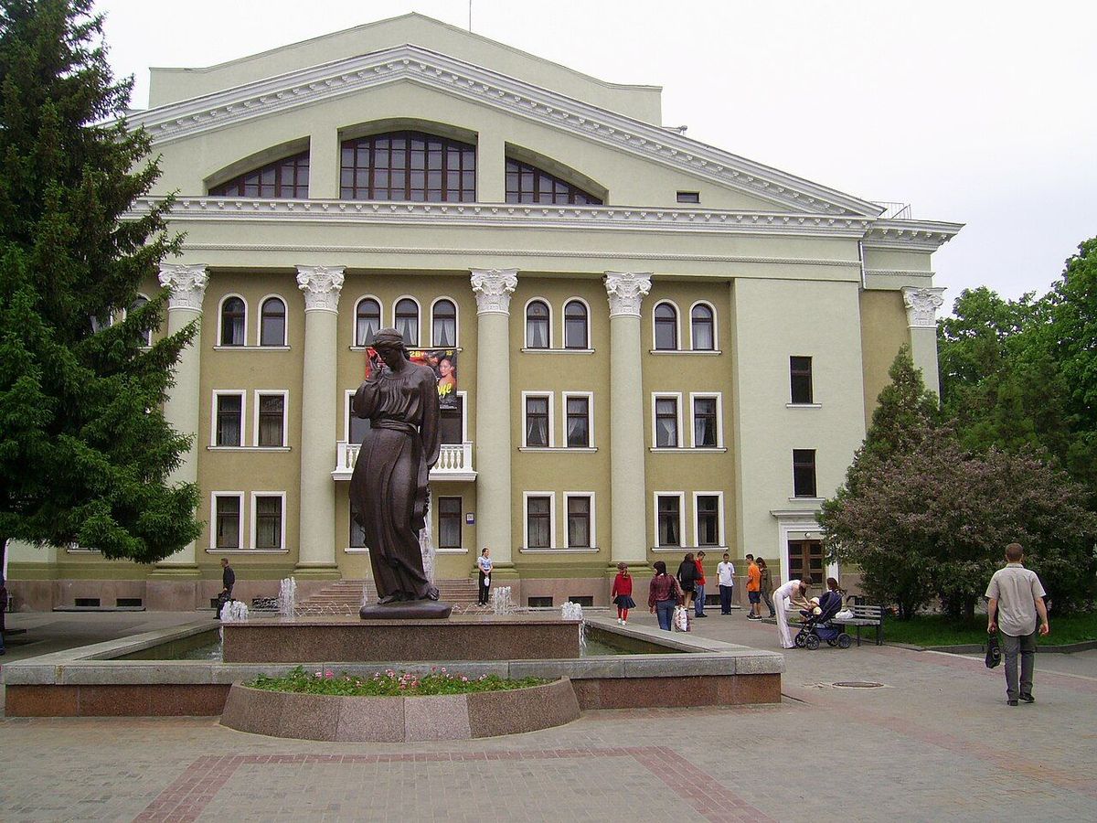 Сцена з вистави «Наталка Полтавка» у театрі