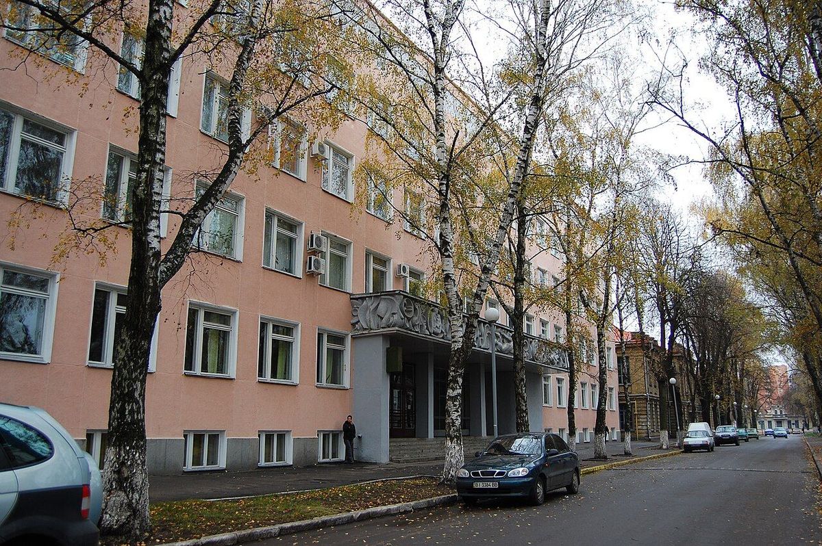 Студенти біля головного корпусу університету в Полтаві