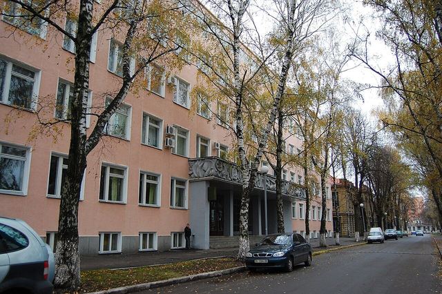 Студенти біля головного корпусу університету в Полтаві