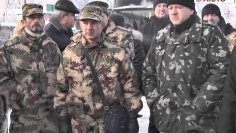 Кадр сюжету: Більше ста атовців блокували в'їзд і виїзд транспорту на автовокзалі