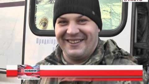 Кадр сюжету: Бійці батальйону «Полтава» у зоні АТО купатимуться в ополонці