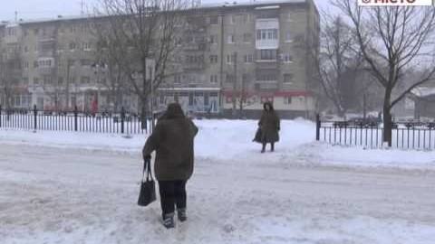 Кадр сюжету: Полтаву вже добу замітає снігом