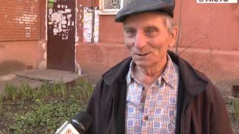 Кадр сюжету: Ветеран-комунальник живе під дірявим дахом
