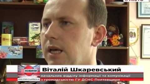 Кадр сюжету: У Полтаві снігом привалило людину