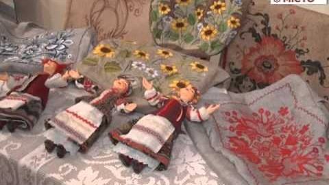 Не килими – а сумочки, одяг і взуття