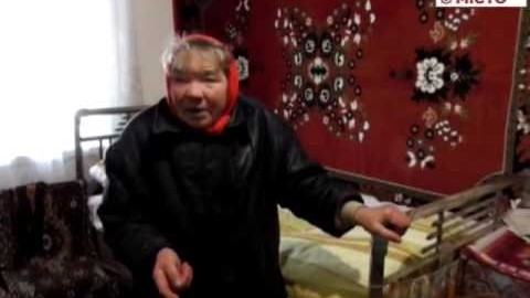 Кадр сюжету: За дві тисячі гривень літня жінка ледве не поплатилася життям
